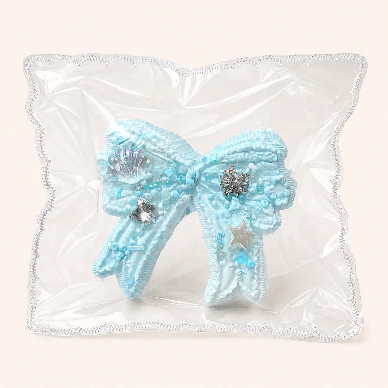 Juguete blandito con pajarita azul